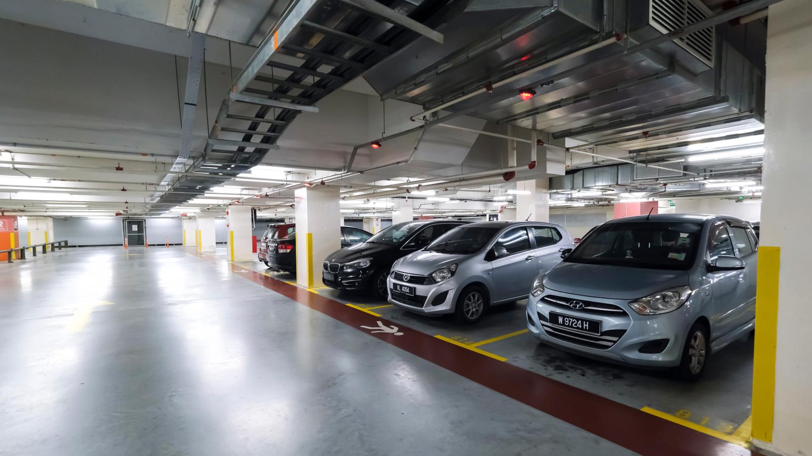 Παρκάρεις σε σουπερμάρκετ; Γιατί κινδυνεύεις, τι πρέπει να προσέχεις