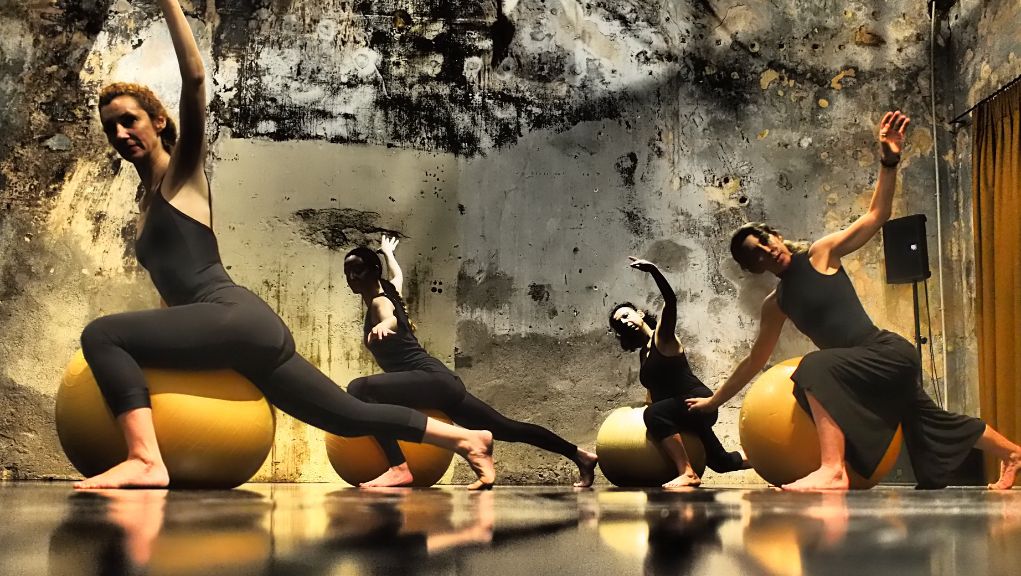 Χλωμή πολυχρωμία: Μία χορευτική performance από την Ομάδα ΣύνΧορδο.