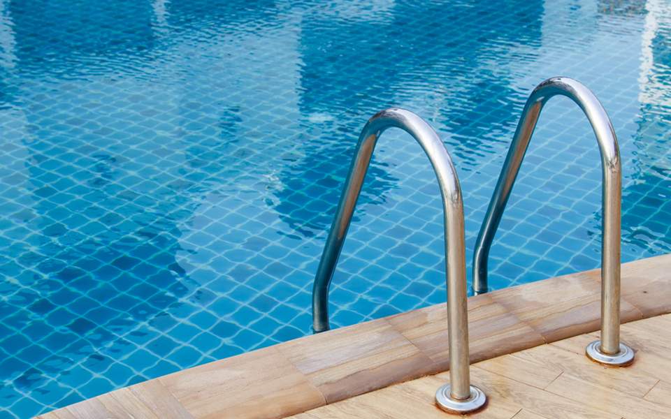 Πισίνες: Πώς θα καταλάβετε ότι το χλώριο έγινε χλωραμίνη από ακαθαρσίες – Οι κίνδυνοι για τα μάτια