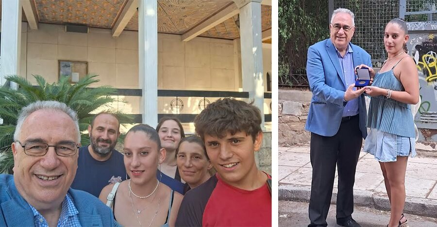 Ο πρόεδρος της Ε.Σ.Ε. Αλέξανδρος Κακαβάς με τη διακριθείσα στο 3ο σχολικό διαγωνισμό Κωνσταντίνα Δώνου από την Λευκάδα