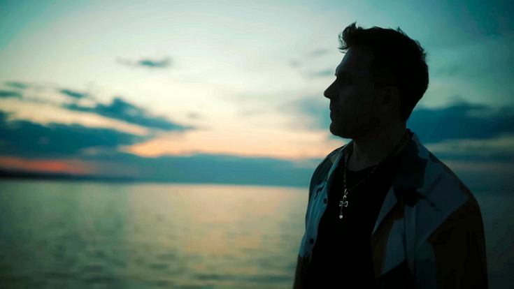 «Άντε Γεια» μας τραγουδάει ο Πέτρος Γεωργάκης