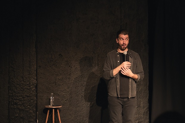 Παράταση παραστάσεων: Ο Βαγγέλης Μουλαράς με τη δεύτερη σόλο stand-up comedy παράσταση “Ναι μεν, αλλά…” στο Θέατρο Ελεύθερη Έκφραση 