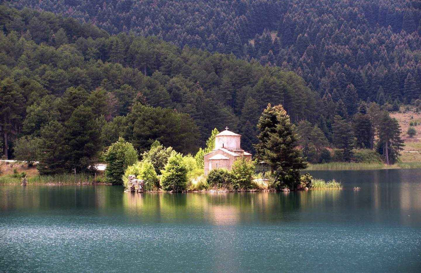 Στη λίμνη Δόξα θα αποσυρθούν για να συσκεφθούν το Πάσχα οι Έλληνες λοιμωξιολόγοι