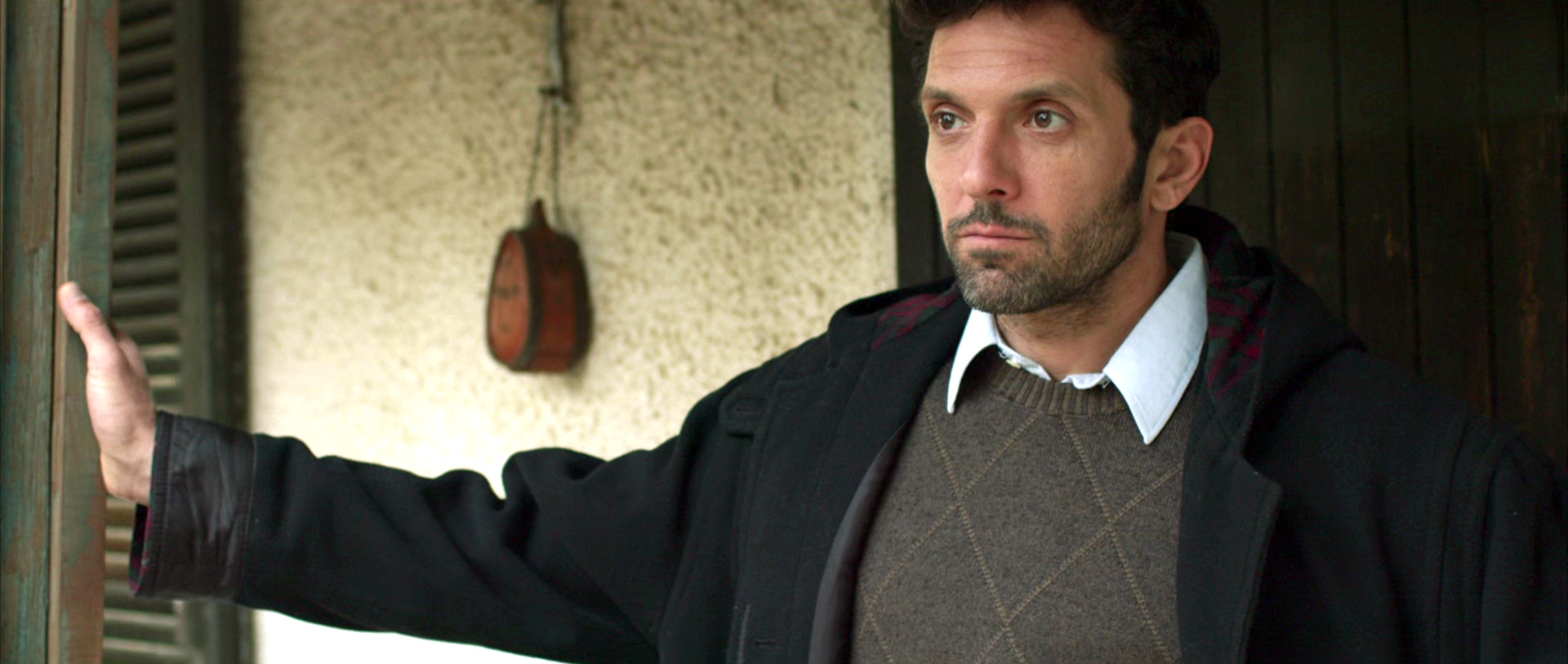 «Η παραλία»: Μια αινιγματική γυναίκα εισβάλλει στη ζωή του Χάρη