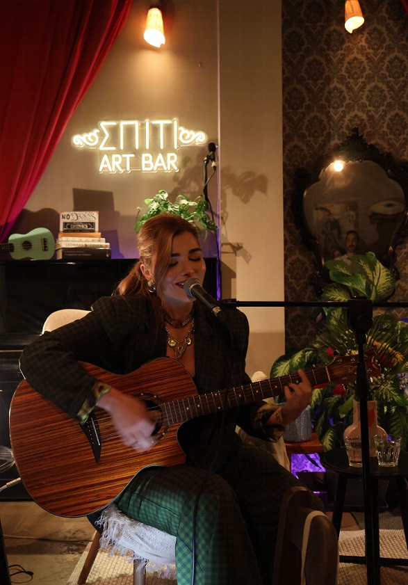Η Μαρία Κουτσουρλή σε ένα ακουστικό live στο ΣΠΙΤΙ ART BAR