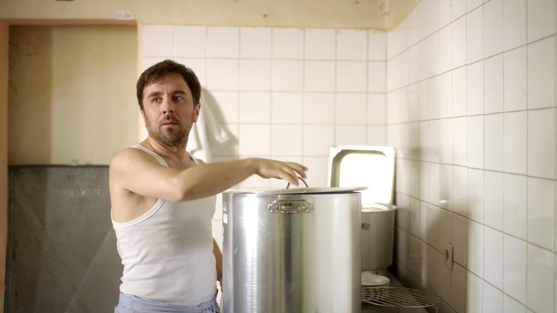 «ΣΤΑ ΣΥΡΜΑΤΑ»: Της φυλακής τα σίδερα είναι… βαριά για τον Σπύρο! 