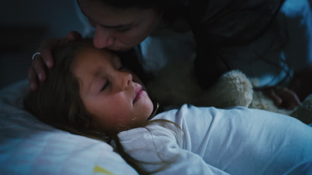 Να φιλάς τα παιδιά σου τα βράδια, ακόμα κι αν κοιμούνται...