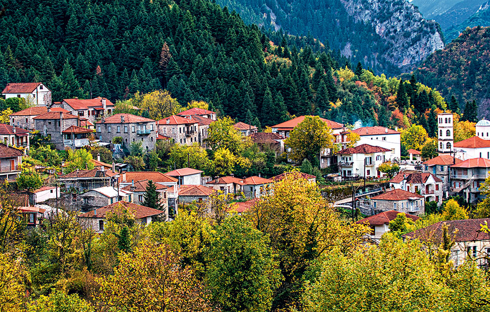 Καρπενήσι: Ο «παράδεισος» με τα πλακόστρωτα καλντερίμια και τα παλιά αρχοντικά