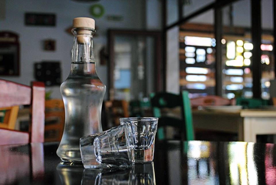 Τα περίεργα δώρα του γιού ενός κρητικού &amp; οι ρακές!!!