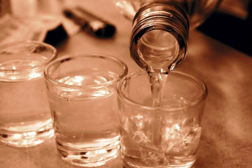 Κέρνα τη μοίρα μια ρακή και γλέντα ό,τι σου φέρει…