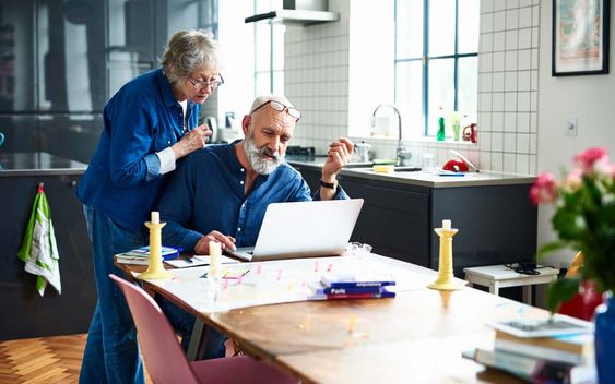 «Γιορτινό κοστούμι», από την Εφορία!!! Τους έδωσαν πέρυσι τα αναδρομικά και φέτος τους τα παίρνουν πίσω!  